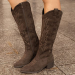 bottes western santiags femme marron portées avec tige haute brodée et fermeture zippée