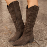 bottes western santiags femme marron portées avec tige haute brodée et fermeture zippée