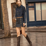 bottes western santiags femme marron portées avec talon bloc et bout pointu dans une rue parisienne