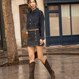 bottes western santiags femme marron portées avec talon bloc et bout pointu dans une rue parisienne