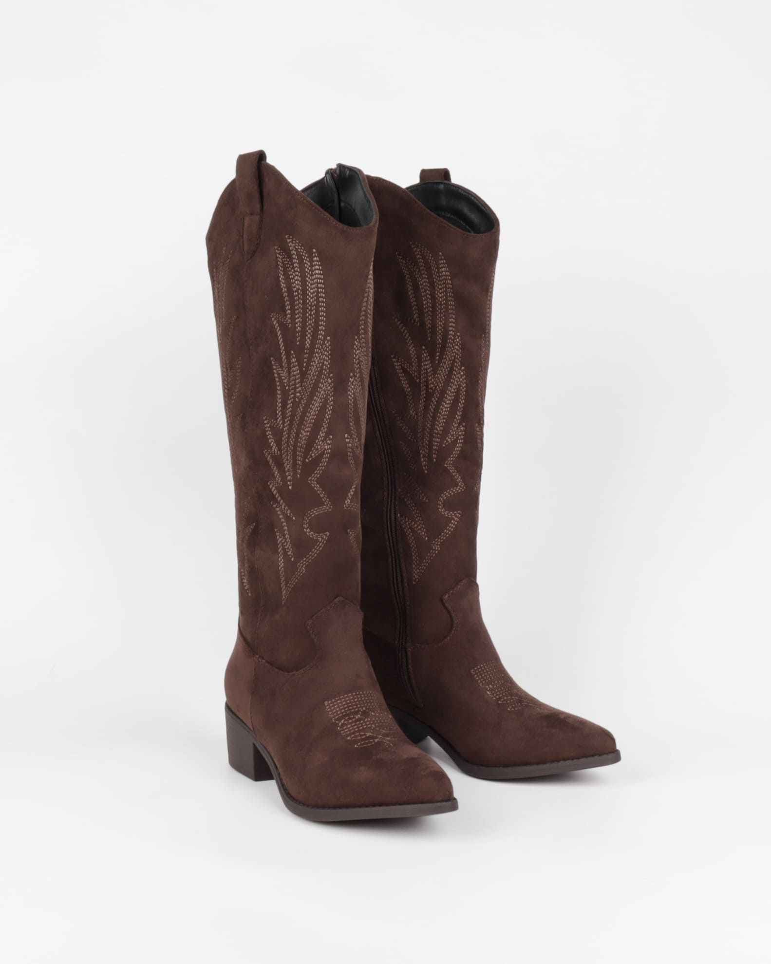 paire de bottes western santiags femme marron à tige haute et bout pointu vue trois quarts