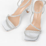 chaussures soirees argentées pour femme à talon et strass