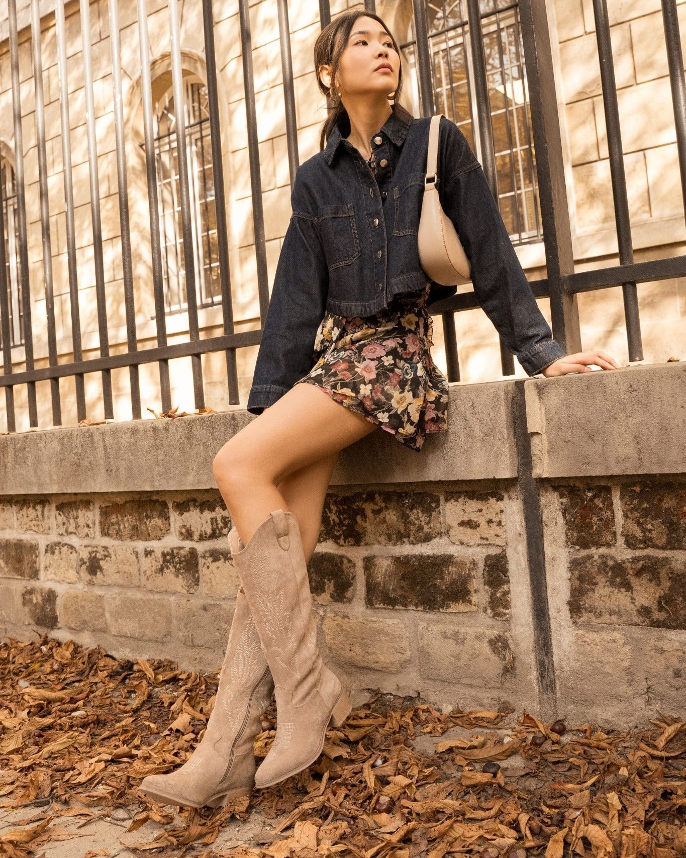 bottes santiags taupe portées avec tige haute brodée dans un look de ville