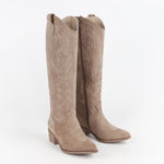 bottes santiags taupe à tige haute et bout pointu vue trois quarts