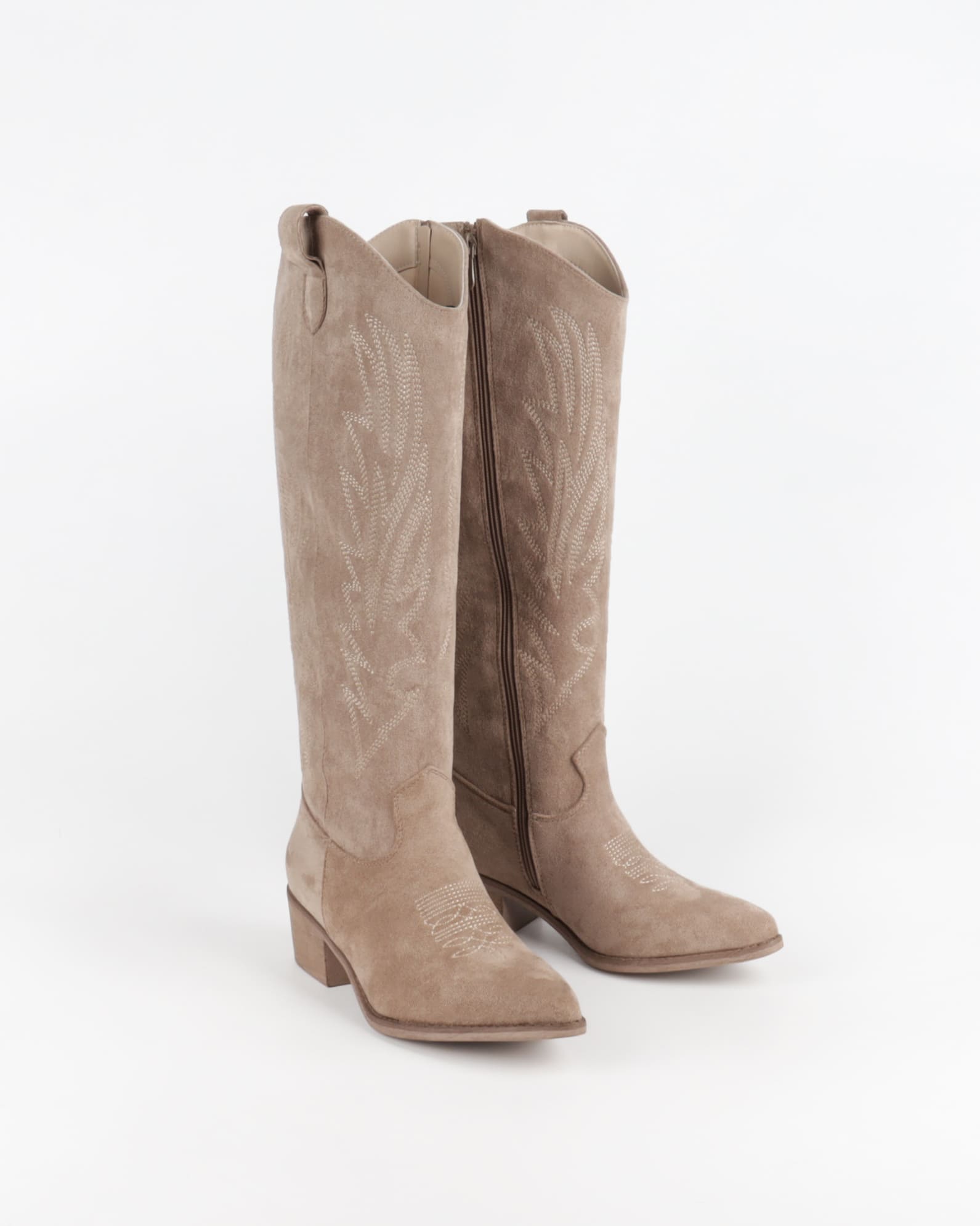 bottes santiags taupe à tige haute et bout pointu vue trois quarts