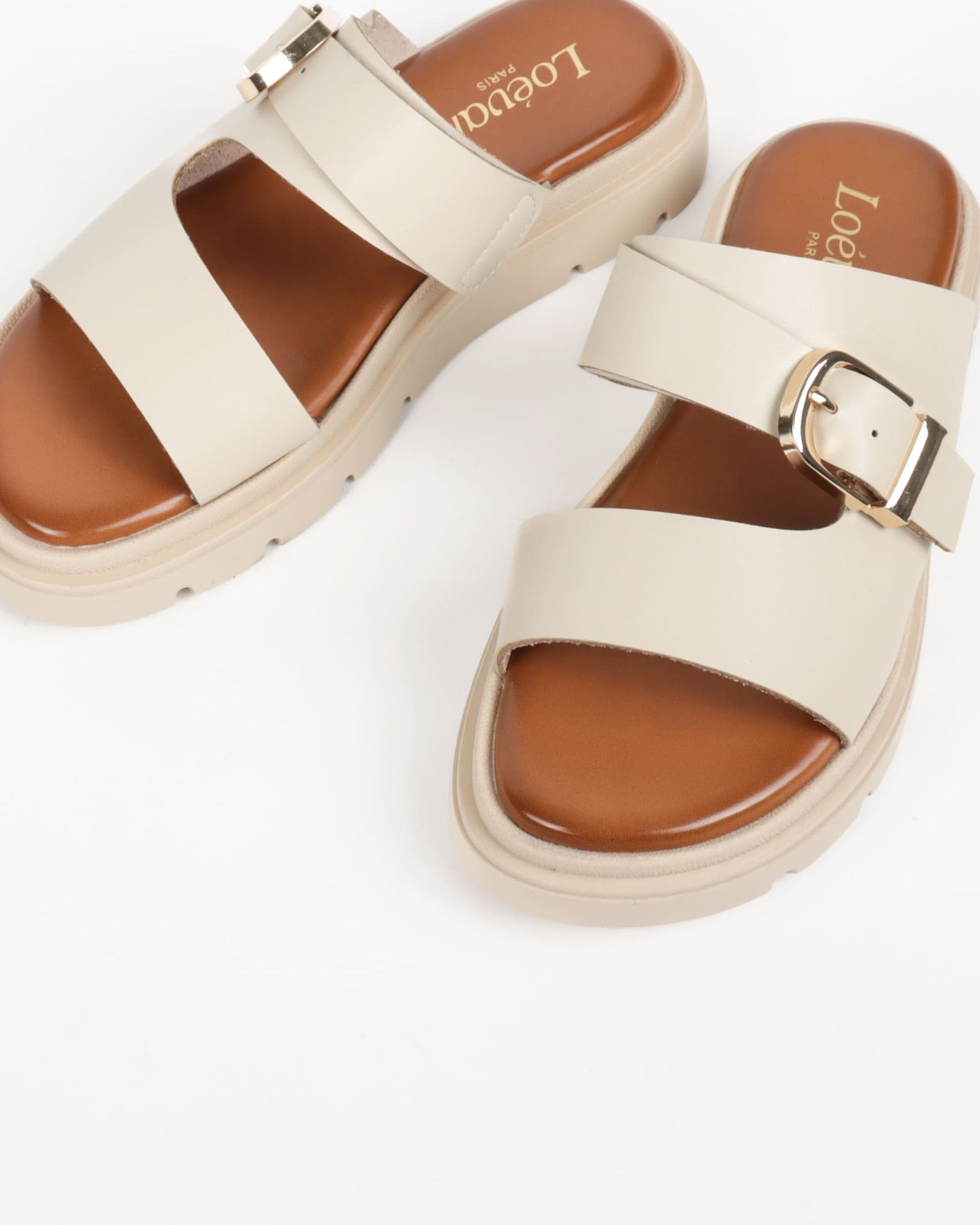 mules femme beige à double bride avec boucle dorée et semelle épaisse