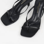 sandales femme noires à talon fin avec brides croisées et bout carré