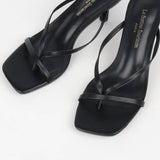 sandales femme noires à talon fin avec brides croisées et bout carré