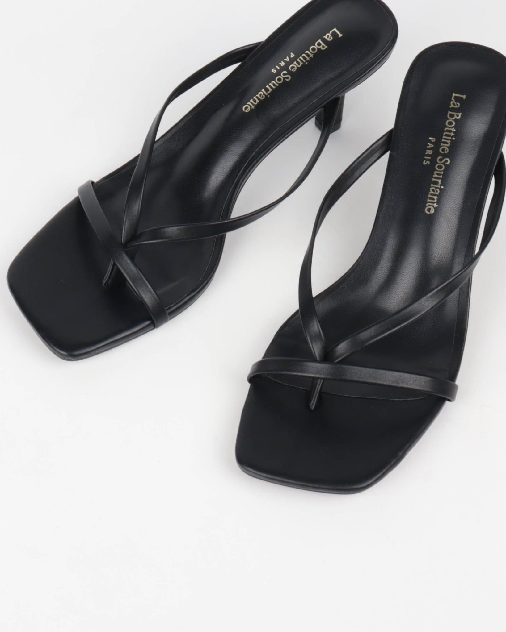 sandales femme noires à talon fin avec brides croisées et bout carré