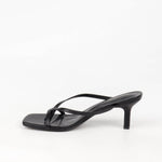 sandale femme noire à talon fin et brides croisées vue de profil intérieur
