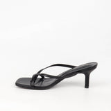 sandale femme noire à talon fin et brides croisées vue de profil intérieur
