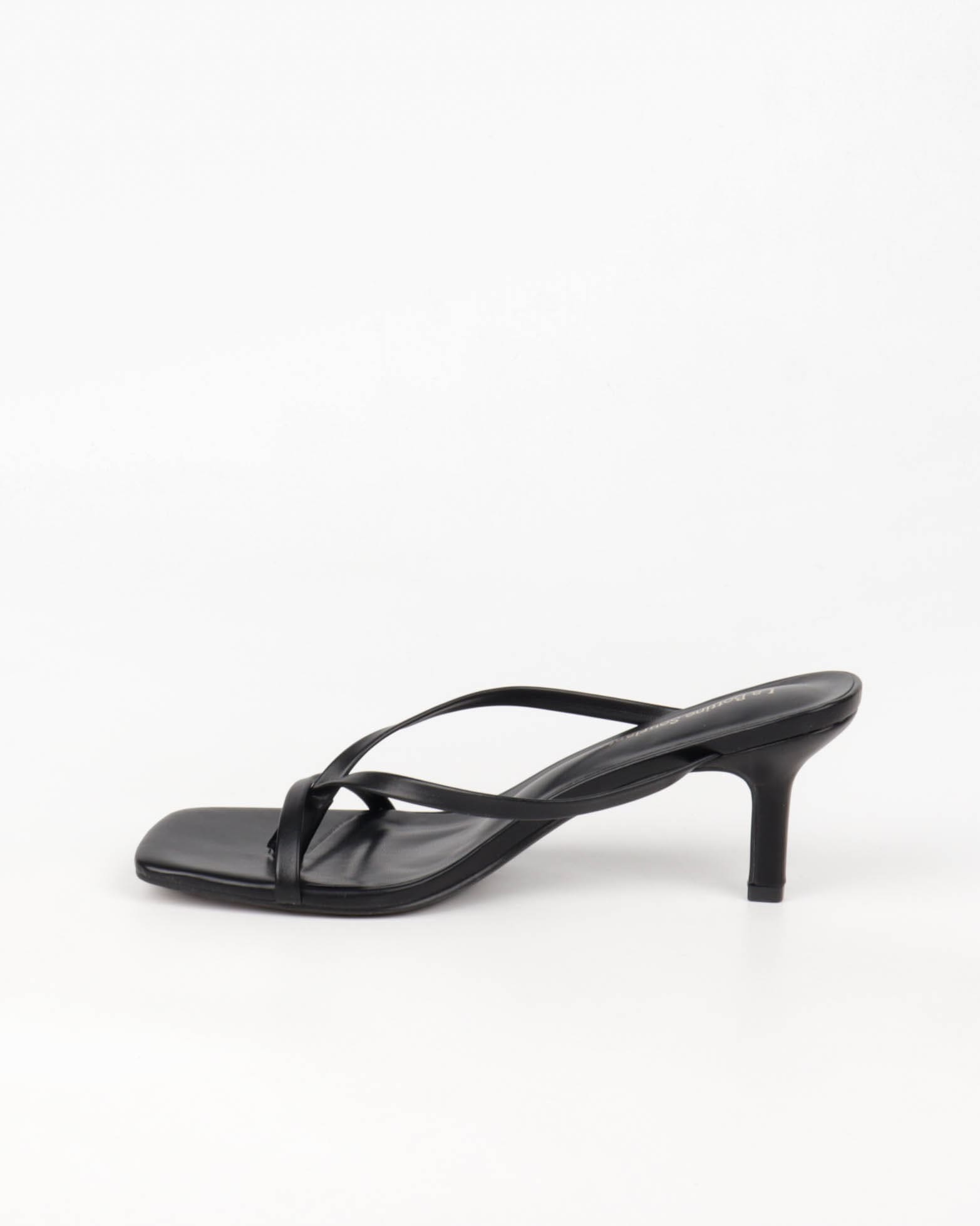 sandale femme noire à talon fin et brides croisées vue de profil intérieur
