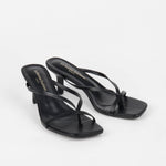 sandales femme noires à talon fin et brides croisées vue trois quarts