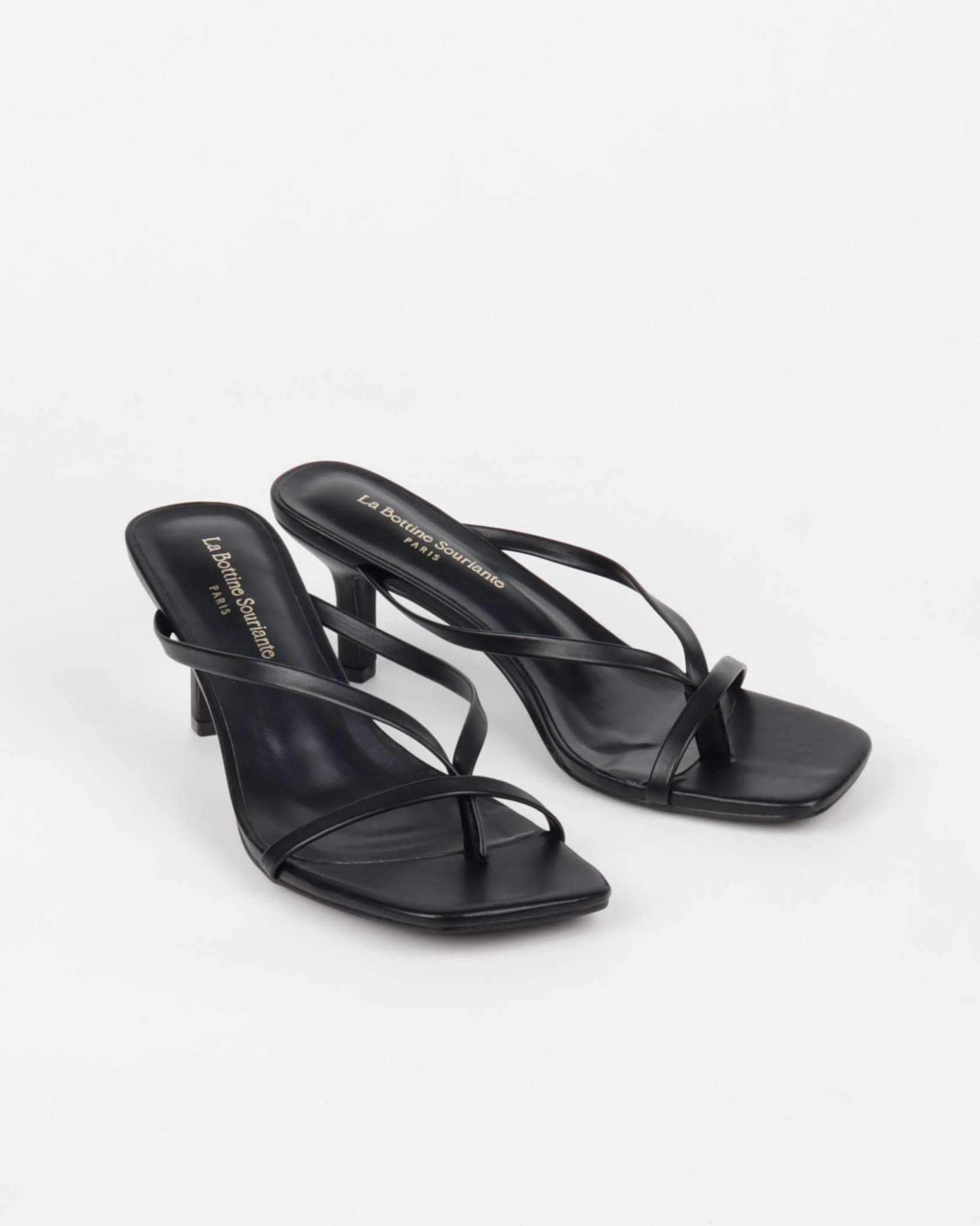 sandales femme noires à talon fin et brides croisées vue trois quarts